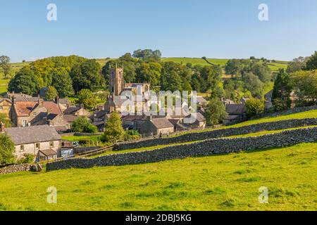 Vista della chiesa del villaggio, cottage e muri in pietra a secco, Hartington, Peak District National Park, Derbyshire, Inghilterra, Regno Unito, Europa Foto Stock