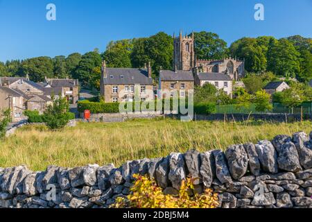 Vista della chiesa del villaggio e muri in pietra a secco, Hartington, Peak District National Park, Derbyshire, Inghilterra, Regno Unito, Europa Foto Stock