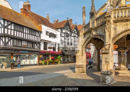 Vista di Poultry Cross e Minster Street, Salisbury, Wiltshire, Inghilterra, Regno Unito, Europa Foto Stock