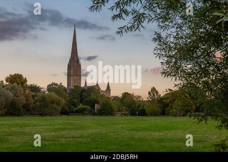 Vista della Cattedrale di Salisbury dal Town Path, Salisbury, Wiltshire, Inghilterra, Regno Unito, Europa Foto Stock