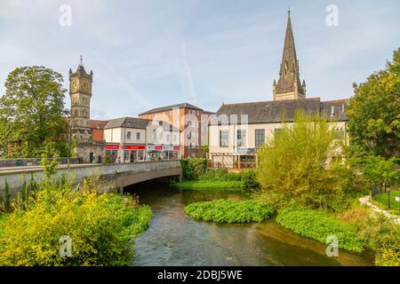 Vista sul fiume Avon e la torre dell'orologio ornata su Fisherton's Street, Salisbury, Wiltshire, Inghilterra, Regno Unito, Europa Foto Stock