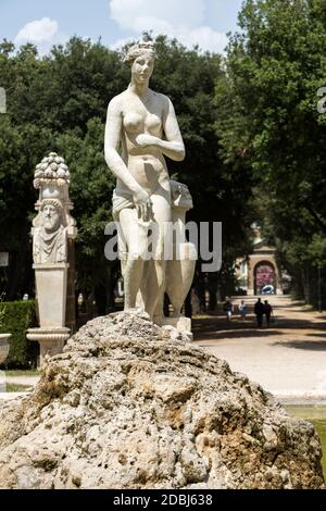 Statue di marmo in Villa Borghese, parco pubblico di Roma. Italia Italia Foto Stock