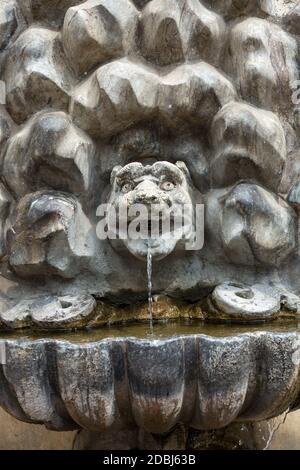 Fontana in marmo con acqua potabile nei giardini di Villa Borghese, Roma, Italia. Foto Stock