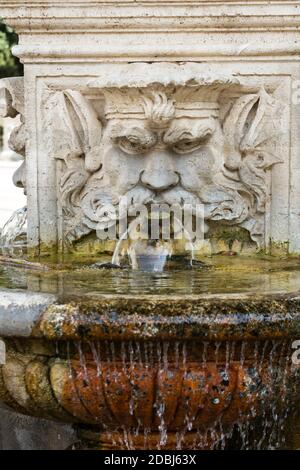 Fontana in marmo a forma di testa di un uomo nei giardini di Villa Borghese, Roma, Italia. Foto Stock