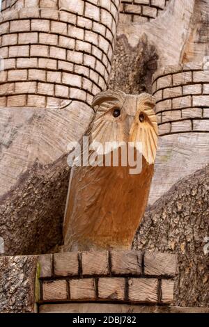 gufo splendidamente scolpito su un tronco di albero Foto Stock