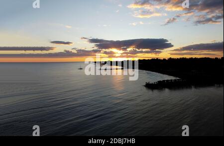 View of the city by the sea at sunset. Aerial view shot. Foto Stock