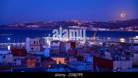 Veduta dello skyline di Tangeri e tetti, Marocco Foto Stock