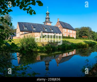 Riflessione nel fossato del castello di fronte Husum Foto Stock