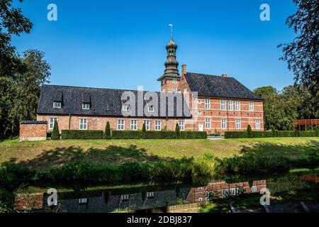 Riflessione nel fossato del castello di fronte Husum Foto Stock