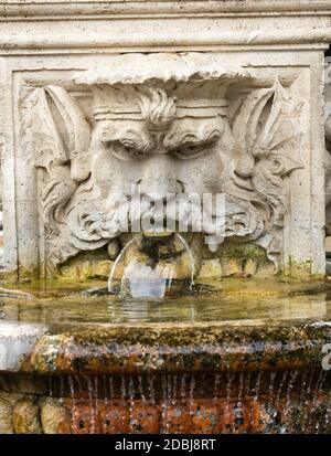 Fontana in marmo a forma di testa di un uomo nei giardini di Villa Borghese, Roma, Italia. Foto Stock