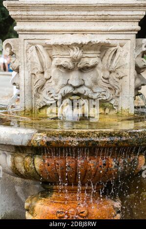 Fontana in marmo a forma di testa di un uomo nei giardini di Villa Borghese, Roma, Italia. Foto Stock