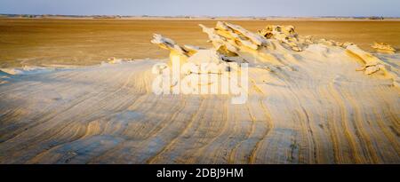 Formazioni di arenaria in Abu Dhabi desert negli Emirati Arabi Uniti Foto Stock