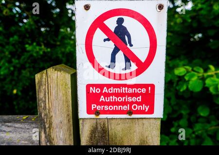 Rigorosamente nessun ingresso a persone non autorizzate sul cancello di legno posto Cumbria Foto Stock