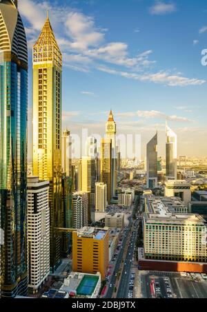 Elevato punto di vista di Dubai Financial District skyline di sera Foto Stock