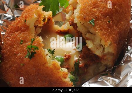 Aprire l'arancino, mostrando il riso e ragÃ¹ ripieno Foto Stock