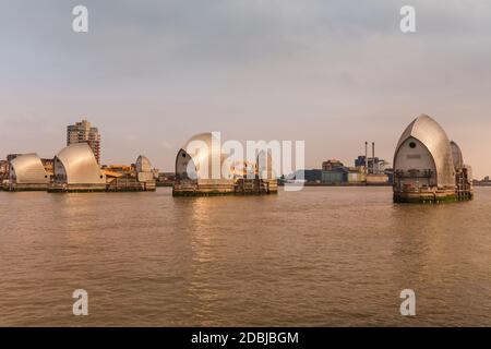 Thames Barrier barriere di difesa dalle inondazioni, protezione dalle inondazioni vicino a Woolwich, Greenwich, Londra, Inghilterra, Regno Unito Foto Stock