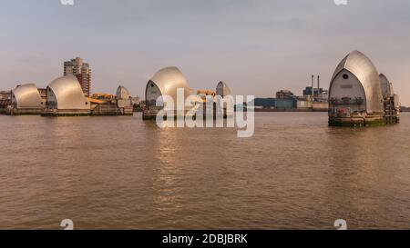 Thames Barrier barriere di difesa dalle inondazioni, protezione dalle inondazioni vicino a Woolwich, Greenwich, Londra, Inghilterra, Regno Unito Foto Stock