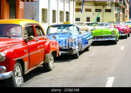 15 luglio 2019 - l'Avana Cuba. Vecchio taxi retrò a l'Avana in attesa di turisti Foto Stock