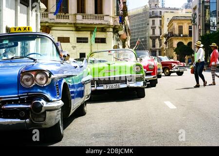 15 luglio 2019 - l'Avana Cuba. Vecchio taxi retrò a l'Avana in attesa di turisti Foto Stock