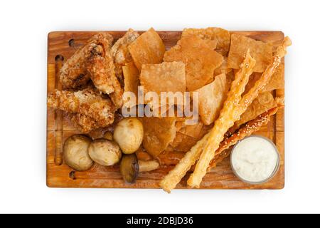 Spuntini alla birra, fritti. Salsa, funghi fritti, pollo, patatine. Un piatto di ali di pollo con salsa al barbecue Foto Stock