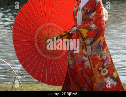 Kimono cerimoniale rosso a dodici strati (costume nazionale giapponese). Luogo di ripresa: Yokohama-città prefettura di kanagawa Foto Stock