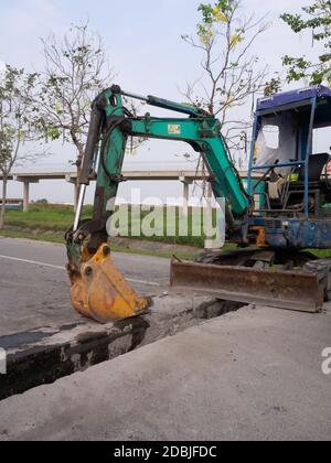 Lavori stradali, escavatore per cantieri edili Foto Stock
