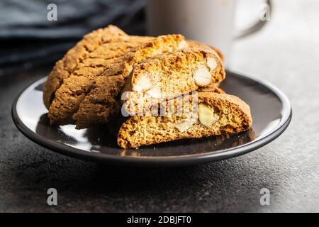 Biscotti dolci alla cantuccina. Biscotti alle mandorle su piatto. Foto Stock