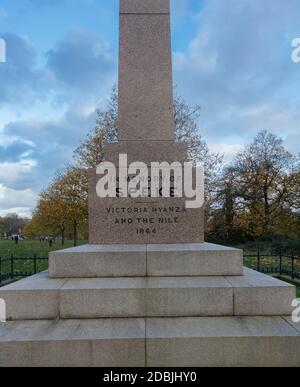 Grande monumento in granito rosso a John Hanning Speke, esploratore vittoriano di Kensington Gardens; progettato da Philip Hardwick nel 1886 Foto Stock