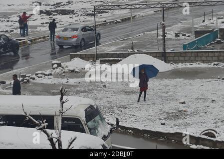 Lahore, Pakistan. 14 novembre 2020. La neve pesante cade sulle strade da Kaghan a Naran come la regione su Lunedi ricevuto la prima nevicata della stagione tra le preoccupazioni degli abitanti circa il ritorno anticipato dell'inverno a Naran una città di medie dimensioni nella valle superiore di Kaghan nel distretto di Mansehra della provincia di Khiber Pakhtunkhwa del Pakistan Il 16 novembre 2020. (Foto di Rana Sajid Hussain/Pacific Press/Sipa USA) Credit: Sipa USA/Alamy Live News Foto Stock