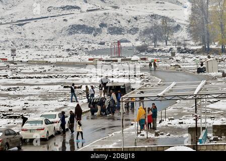 Lahore, Pakistan. 14 novembre 2020. La neve pesante cade sulle strade da Kaghan a Naran come la regione su Lunedi ricevuto la prima nevicata della stagione tra le preoccupazioni degli abitanti circa il ritorno anticipato dell'inverno a Naran una città di medie dimensioni nella valle superiore di Kaghan nel distretto di Mansehra della provincia di Khiber Pakhtunkhwa del Pakistan Il 16 novembre 2020. (Foto di Rana Sajid Hussain/Pacific Press/Sipa USA) Credit: Sipa USA/Alamy Live News Foto Stock