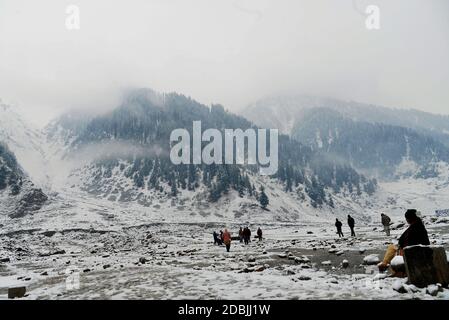 Lahore, Pakistan. 14 novembre 2020. La neve pesante cade sulle strade da Kaghan a Naran come la regione su Lunedi ricevuto la prima nevicata della stagione tra le preoccupazioni degli abitanti circa il ritorno anticipato dell'inverno a Naran una città di medie dimensioni nella valle superiore di Kaghan nel distretto di Mansehra della provincia di Khiber Pakhtunkhwa del Pakistan Il 16 novembre 2020. (Foto di Rana Sajid Hussain/Pacific Press/Sipa USA) Credit: Sipa USA/Alamy Live News Foto Stock