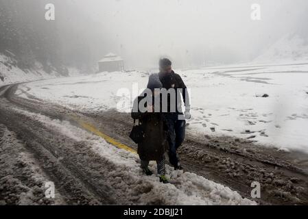 Lahore, Pakistan. 14 novembre 2020. La neve pesante cade sulle strade da Kaghan a Naran come la regione su Lunedi ricevuto la prima nevicata della stagione tra le preoccupazioni degli abitanti circa il ritorno anticipato dell'inverno a Naran una città di medie dimensioni nella valle superiore di Kaghan nel distretto di Mansehra della provincia di Khiber Pakhtunkhwa del Pakistan Il 16 novembre 2020. (Foto di Rana Sajid Hussain/Pacific Press/Sipa USA) Credit: Sipa USA/Alamy Live News Foto Stock