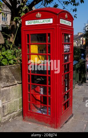 Convertito telefono rosso scatola con defibrillatore Shrewsbury a Shropshire settembre 2020 Foto Stock