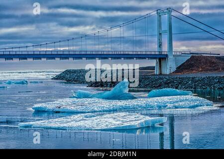 Questo ponte, con stile dopo il Golden Gate a San Francisco, attraversa la laguna di Jokulsarlon in Islanda Foto Stock