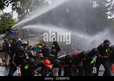 Bangkok, Thailandia. 17 Nov 2020. La polizia ha utilizzato il cannone ad acqua con acqua chimico-lacerata per disperdere i dimostranti durante la dimostrazione.la polizia tailandese ha usato i cannoni ad acqua e il gas lacrimogeno per spingere indietro i dimostranti pro-democrazia vicino alla sede del parlamento a Bangkok. I dimostranti che chiedono modifiche alla costituzione thailandese sono stati spinti indietro dalla polizia mentre cercavano di penetrare le barriere sul perimetro del composto. Credit: SOPA Images Limited/Alamy Live News Foto Stock