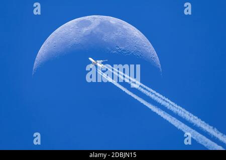 Aereo passeggeri - il velivolo passa vicino alla luna. Esplora la nuova frontiera. Concetto di viaggiatore di spazio Foto Stock