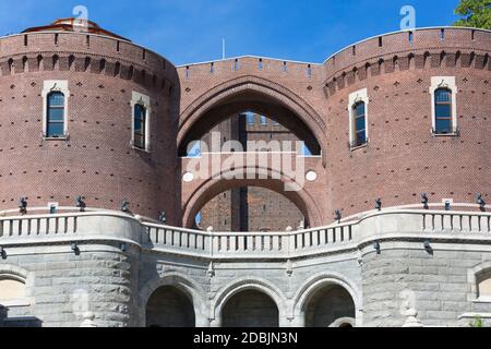 Helsingborg, Svezia - 23 giugno 2019: Terrasstraporna, scalinata monumentale con terrazze nel complesso Konung Oscar II oltre alla torre della fortezza Ka Foto Stock