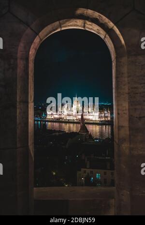 Il Parlament di Budapest durante la notte dal Castello di Buda Foto Stock