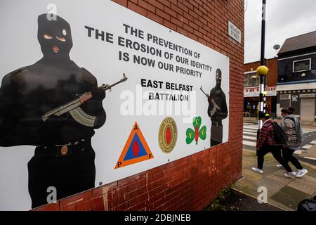 Ulster Volonteer Force (UVF) firmano a sostegno del gruppo paramilitare dei fedeli Ulster, sul muro di una proprietà sulla Lower Newtownards Road a East Belfast. Il paramilitarismo rimane un "pericolo chiaro e presente" nell'Irlanda del Nord, una nuova relazione ha riscontrato. La Commissione indipendente di segnalazione (IRC) ha affermato che la polizia capisce che rimangono migliaia di membri paramilitari 'in piedi'. Foto Stock