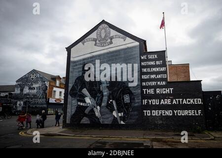 Ulster Volonteer Force (UVF) murale a sostegno del gruppo paramilitare fedele Ulster, sul muro di una proprietà sulla Lower Newtownards Road, nella parte est di Belfast. Il paramilitarismo rimane un "pericolo chiaro e presente" nell'Irlanda del Nord, una nuova relazione ha riscontrato. La Commissione indipendente di segnalazione (IRC) ha affermato che la polizia capisce che rimangono migliaia di membri paramilitari 'in piedi'. Foto Stock