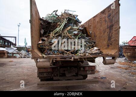 Vecchio camion arrugginito con rottami di metallo nel porto del Reno Deutz, Colonia, Germania. Alter verrosteter LKW mit Altmetall im Deutzer Hafen, Koeln, Deutschlan Foto Stock