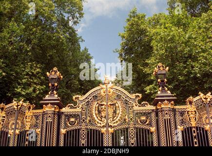 Dettaglio di un cancello presso Buckingham Palace Foto Stock
