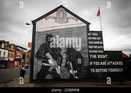 Ulster Volonteer Force (UVF) murale a sostegno del gruppo paramilitare fedele Ulster, sul muro di una proprietà sulla Lower Newtownards Road, nella parte est di Belfast. Il paramilitarismo rimane un "pericolo chiaro e presente" nell'Irlanda del Nord, una nuova relazione ha riscontrato. La Commissione indipendente di segnalazione (IRC) ha affermato che la polizia capisce che rimangono migliaia di membri paramilitari 'in piedi'. Foto Stock