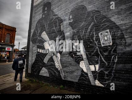 Ulster Volonteer Force (UVF) murale a sostegno del gruppo paramilitare fedele Ulster, sul muro di una proprietà sulla Lower Newtownards Road, nella parte est di Belfast. Il paramilitarismo rimane un "pericolo chiaro e presente" nell'Irlanda del Nord, una nuova relazione ha riscontrato. La Commissione indipendente di segnalazione (IRC) ha affermato che la polizia capisce che rimangono migliaia di membri paramilitari 'in piedi'. Foto Stock