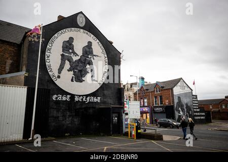 Ulster Volonteer Force (UVF) murale a sostegno del gruppo paramilitare fedele Ulster, sul muro di una proprietà sulla Lower Newtownards Road, nella parte est di Belfast. Il paramilitarismo rimane un "pericolo chiaro e presente" nell'Irlanda del Nord, una nuova relazione ha riscontrato. La Commissione indipendente di segnalazione (IRC) ha affermato che la polizia capisce che rimangono migliaia di membri paramilitari 'in piedi'. Foto Stock