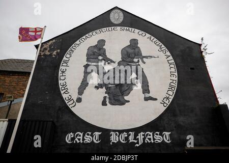 Ulster Volonteer Force (UVF) murale a sostegno del gruppo paramilitare fedele Ulster, sul muro di una proprietà sulla Lower Newtownards Road, nella parte est di Belfast. Il paramilitarismo rimane un "pericolo chiaro e presente" nell'Irlanda del Nord, una nuova relazione ha riscontrato. La Commissione indipendente di segnalazione (IRC) ha affermato che la polizia capisce che rimangono migliaia di membri paramilitari 'in piedi'. Foto Stock