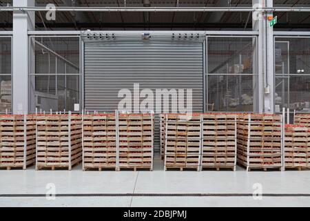 Casse di Pomodoro al pallet in magazzino Foto Stock