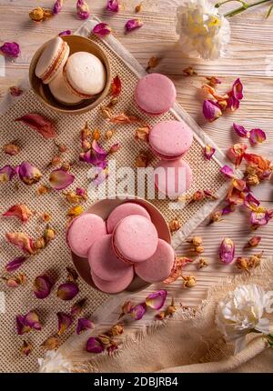 Piatto di macaron francesi classici. Biscotti francesi sandwich Foto Stock