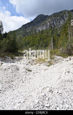 Vista panoramica sul lago Predil in Italia vicino al confine austriaco e alla città di Tarvisio Foto Stock