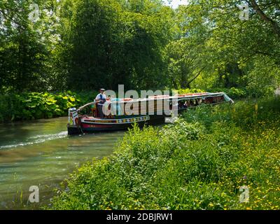 Nave stretta alimentata a batteria Birdswood che trasporta i turisti sul Cromford Canale nel Derbyshire Peak District Inghilterra Regno Unito Foto Stock
